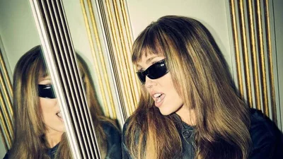 Майлі Сайрус приміряла неочікуваний фасон джинсів та показала, хто тут стильна крихітка