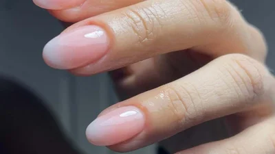 Солодкий манікюр у стилі морозива - фаворит літа 2025