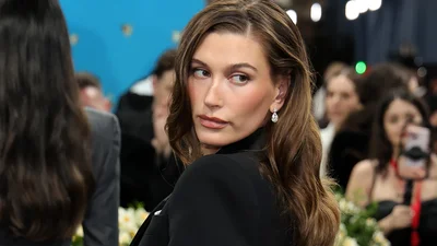 Самые неудачные образы Met Gala 2025: от офисного костюма Хейли Бибер до розового платья Шакиры