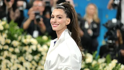Энн Хэтэуэй поразила лицом на Met Gala - актриса выглядит моложе, чем в свои 20