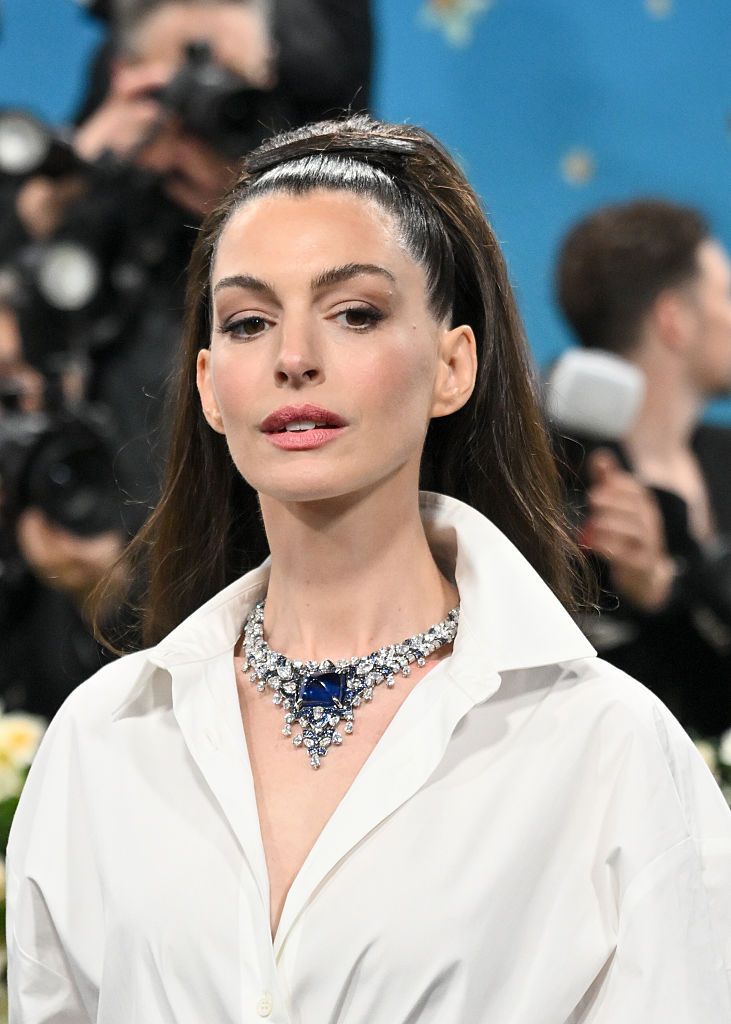 Енн Гетевей змусила шанувальників обговорювати її вигляд на Met Gala - фото 715049