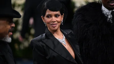 Met Gala 2025: Холли Берри поразила прозрачным платьем, которое едва прикрывало ее прелести