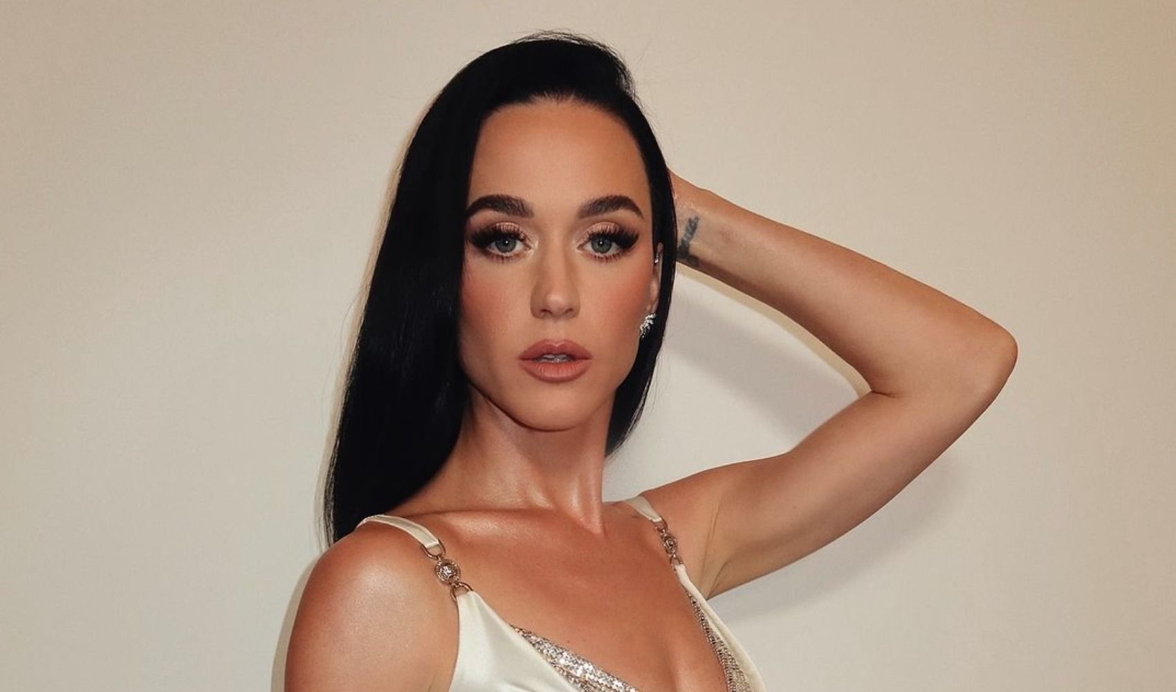 Жағажайдағы әйелдер әжетханасындағы жасырын камера, төменнен қарау