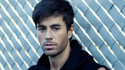 Энрике Иглесиас до того, как стал сердцеедом: архивные фото звезды, которые невозможно не пересмотреть