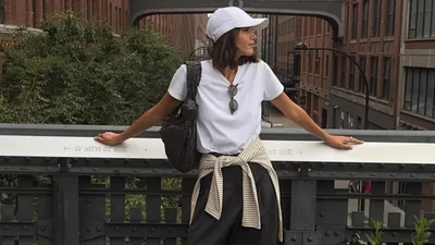 Белая футболка: 10 стильных образов на весну и лето