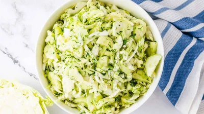 Весенний салат из молодой капусты – немного овощей и легкая заправка