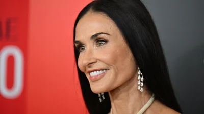 Деми Мур показалась в непринужденном образе: вот как надо носить капризные биркенштоки