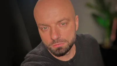 Слава Демин показал смешное фото, что его кот думает о россиянах