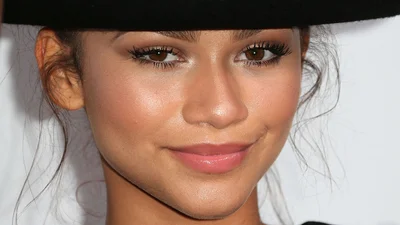 Огромная шляпа Зендаи создала забавную теорию заговора в TikTok