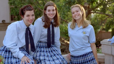 Едва не погибла в теракте 9/11 и сбежала из Голливуда с женой: где сейчас Лили из "Дневников принцессы"