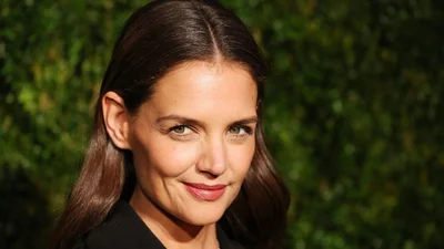 Кэти Холмс в брючном костюме в цветочный принт: лучшая альтернатива летним платьям