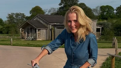 Джиллиан Андерсон надела такое же платье, как у Кейт Миддлтон: кому же оно подходит больше