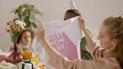 Крутые поздравления с Днем матери для подружек, которые стали настоящими queen-moms