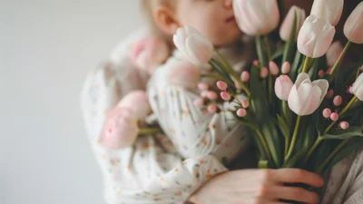 ТОП поздравлений с Днем матери 2025 - яркие открытки и нежная проза