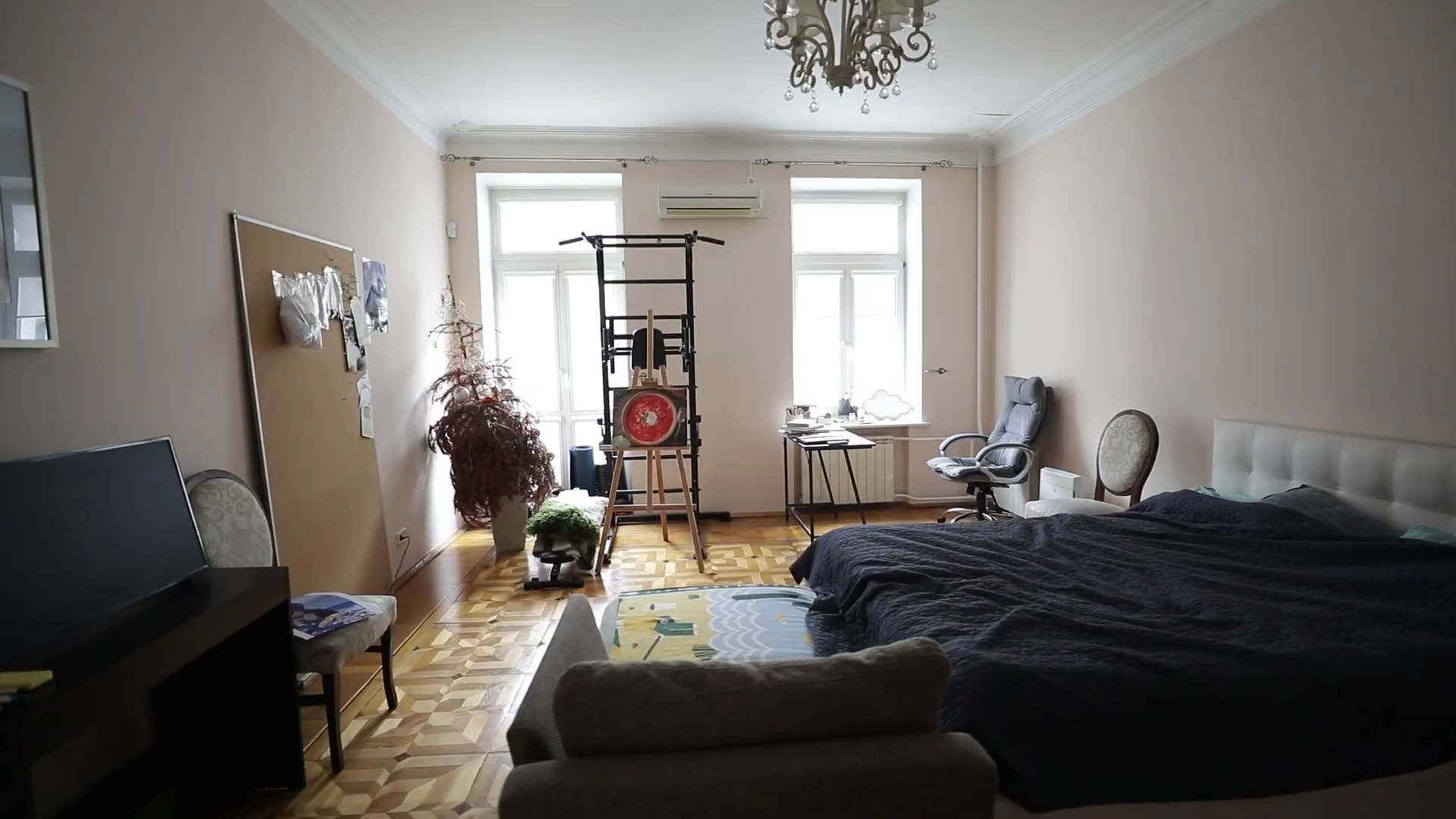 Квартира за 42 тисячі гривень у самому центрі Києва: де і як живе епатажний шеф-кухар Євген Клопотенко - 716340 Квартира за 42 тисячі гривень у самому центрі Києва: де і як живе епатажний шеф-кухар Євген Клопотенко - фото 716340