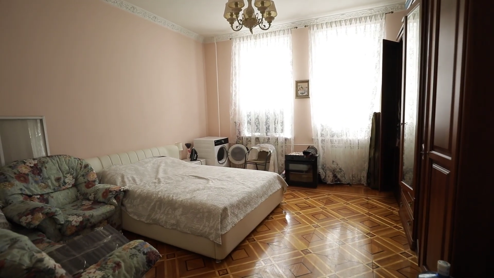 Квартира за 42 тисячі гривень у самому центрі Києва: де і як живе епатажний шеф-кухар Євген Клопотенко - 716362 Квартира за 42 тисячі гривень у самому центрі Києва: де і як живе епатажний шеф-кухар Євген Клопотенко - фото 716362