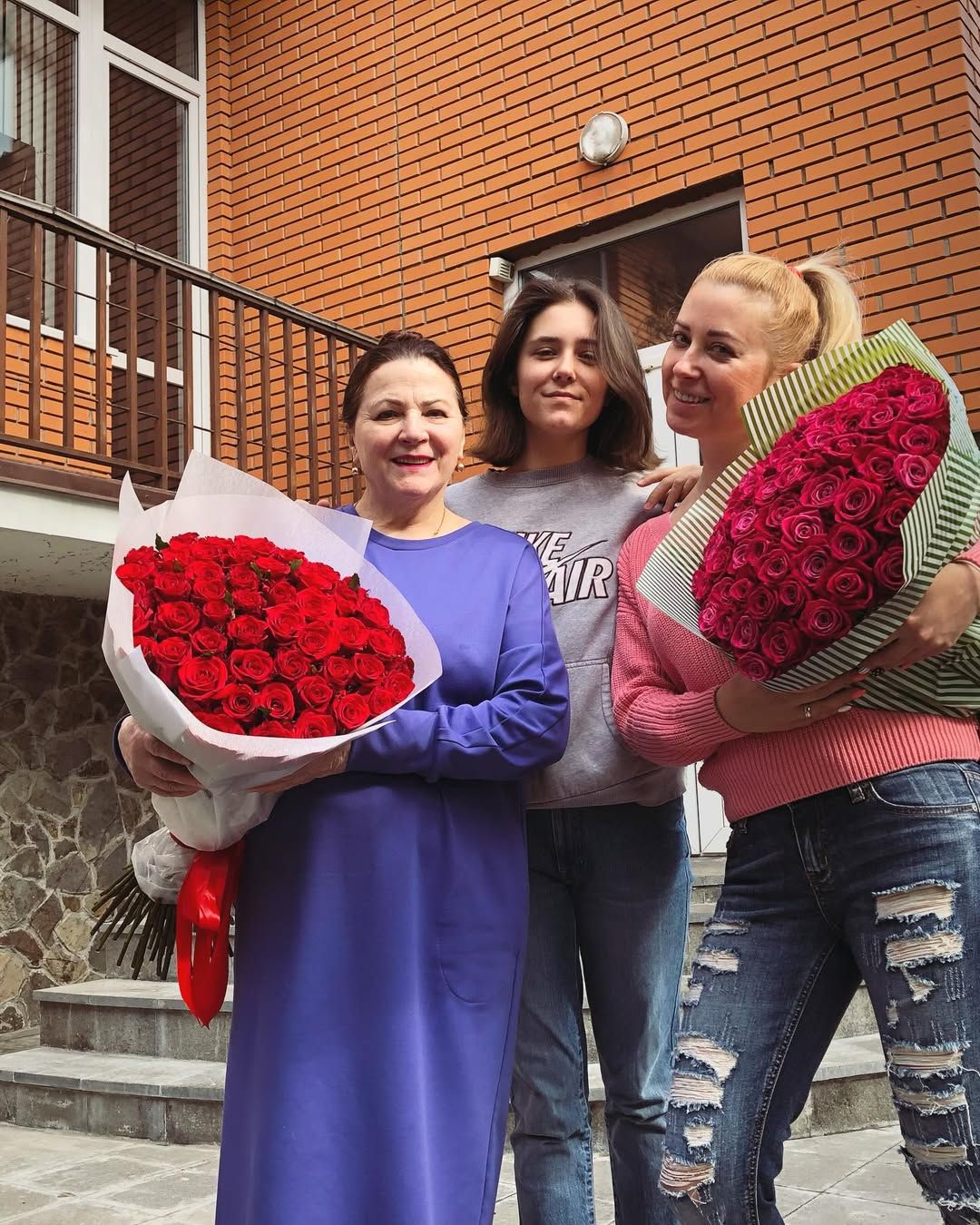 'Не ждите, не откладывайте': Тоня Матвиенко показалась с дочками и покойной мамой накануне Дня матери - 716541 'Не ждите, не откладывайте': Тоня Матвиенко показалась с дочками и покойной мамой накануне Дня матери - фото 716541
