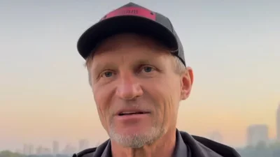 Олег Скрипка показав зворушливу зустріч із мамою напередодні Дня матері