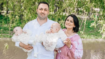 Ліза Глінська похрестила донечок: фото з таїнства, які торкаються самого серденька