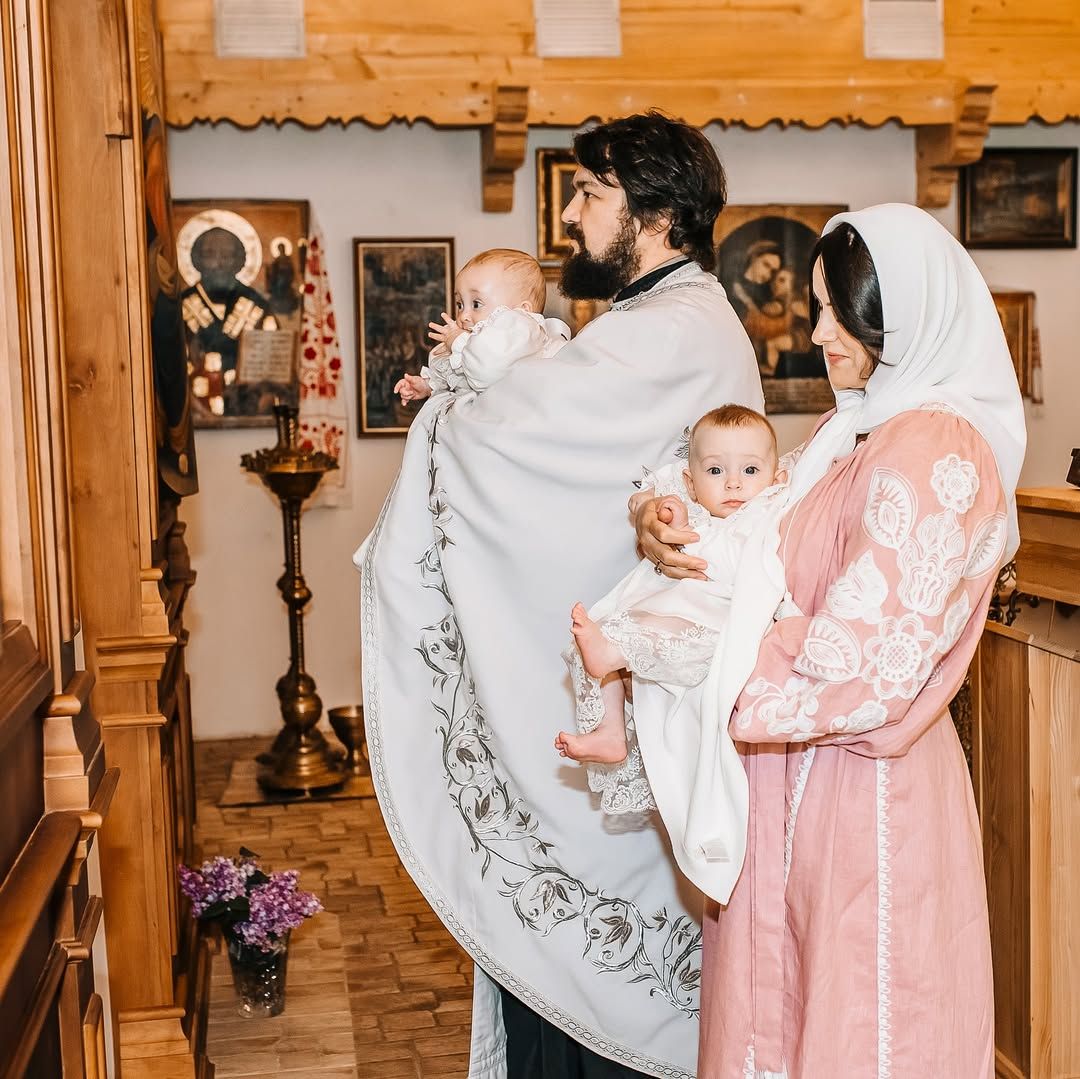 Лиза Глинская покрестила дочерей: фото с таинства, которые касаются самого сердечка - фото 717040