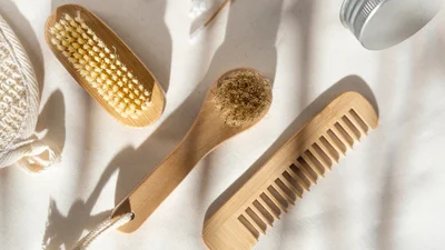 Секрет сияющей кожи без целлюлита: как делать сухой массаж щеткой