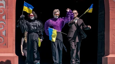 Впечатляющий выход Ziferblat: группа появилась на церемонии открытия Евровидения-2025 в ярких образах