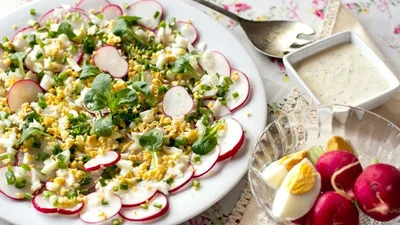 Весенний салат с редисом и зеленым луком – так и просится на тарелку