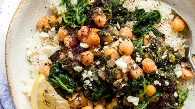 Уютный ужин без мяса: рецепт теплого салата со шпинатом и нутом
