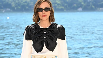 Кира Найтли примерила очень экстравагантный образ: звезда вывела бантики на новый уровень