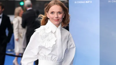 Джері Голлівел вразила образом total white з аплікаційними квітами