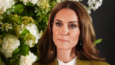 Икона стиля: Кейт Миддлтон вышла в свет в красивом костюме от Victoria Beckham