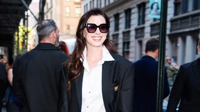 Энн Хэтэуэй показала идеальную летнюю сумку Versace для эффектных выходов