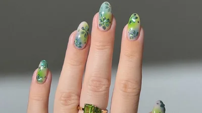 Об’ємні квіткові елементи в манікюрі: головний б’юті-тренд літа 2025, який підкорює соцмережі