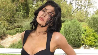 Кайлі Дженнер у золотих бікіні посвітила сідничками - і підживила чутки про пластичні операції