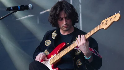 70-е и немного блеска: как одевается Валентин Лещинский из Ziferblat