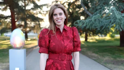 Принцесса Беатрис в рубиновом макси-платье бросает вызов трендам этого сезона