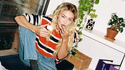 Рубашка, которую все будут искать этим летом: новый модный выбор Джиджи Хадид