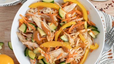 Тайский салат с курицей – больше не захочешь заказывать доставку