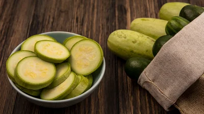 Хрумкі малосольні кабачки за 10 хвилин – те, що потрібно для пікніка