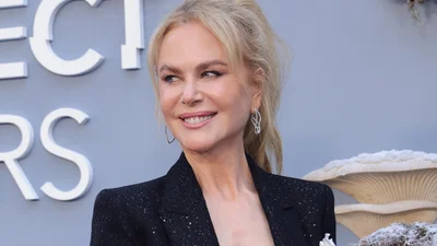 Ніколь Кідман з недбалою зачіскою та в жакеті на голе тіло зібрала сотні поглядів на хіднику