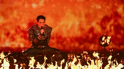 Финал Евровидения-2025: представитель Норвегии расплакался после феерического выступления в доспехах