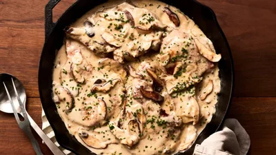 Нагодуєш велику родину: рецепт свинини у вершковому соусі з грибами