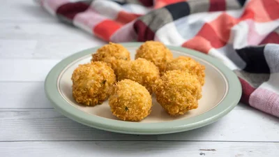 Рисові кульки з овочами та соусом – смачна альтернатива котлетам