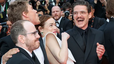 Голливудские звезды убегали от пчелы на красной дорожке – теперь они звезды мемов