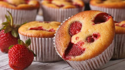 Клубничное меню: печем клубничные кексы с шоколадом