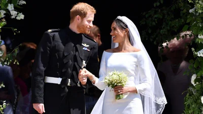 Що Меган і Гаррі прошепотіли біля вівтаря та чим розлютили королеву - 7 років з дня весілля