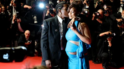 Беременная Рианна и A$AP Rocky устроили настоящую нежность на красной дорожке Канн-2025