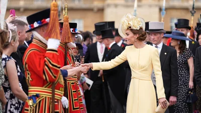 В самом трендовом цвете этого сезона: Кейт и Уильям посетили королевскую вечеринку в саду