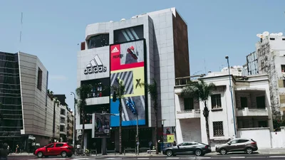 Греція судиться з Adidas: через кросівок, який розтоптує Акрополь