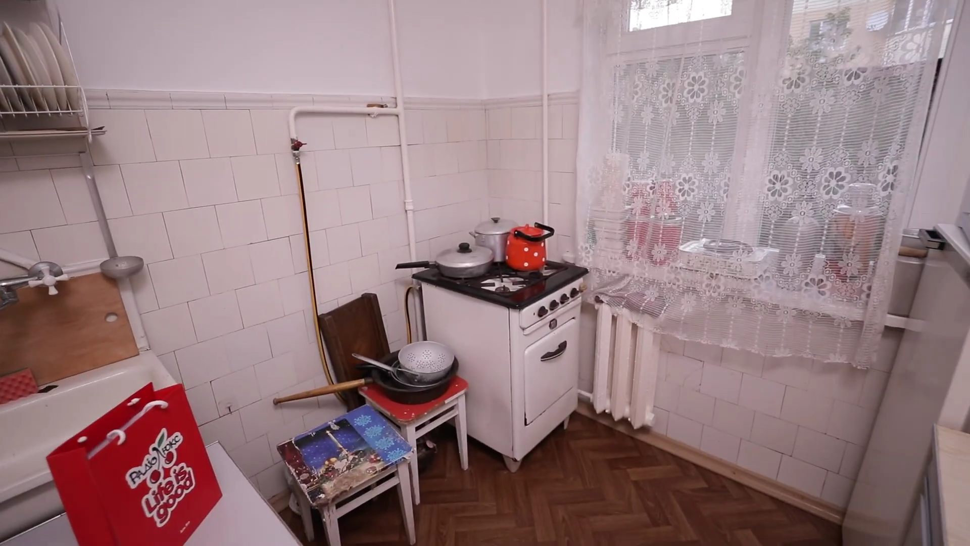Батьківська квартира за 70 тисяч доларів: Гарік Корогодський показав свій дім, у якому провів дитинство - 721232 Батьківська квартира за 70 тисяч доларів: Гарік Корогодський показав свій дім, у якому провів дитинство - фото 721232
